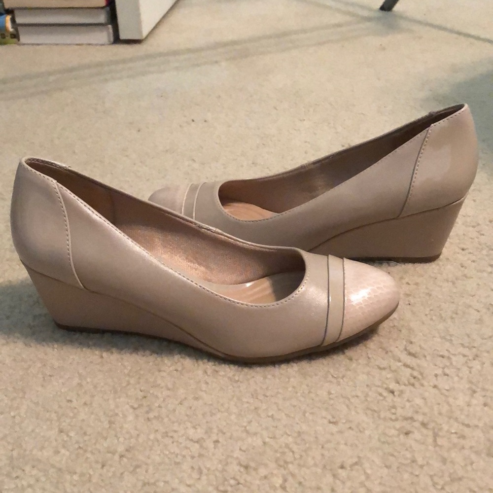 Wedged nude shoes